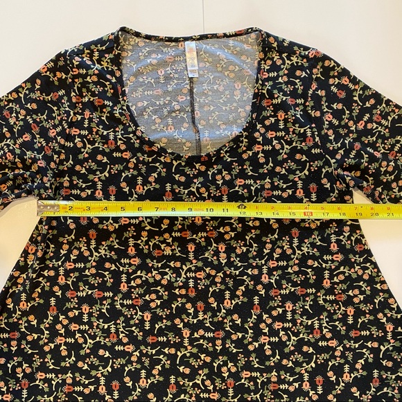 Cute! LULAROE Black w Rust Copper Rose Pink Floral Print Slit Sides Shirt Sz MED - Picture 6 of 7